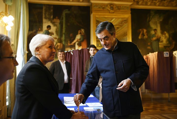 François Fillon a voté, le 27 novembre 2016, dans son bureau de vote parisien, à l'occasion du second tour de la primaire de la droite.&nbsp; (ERIC FEFERBERG / AFP)