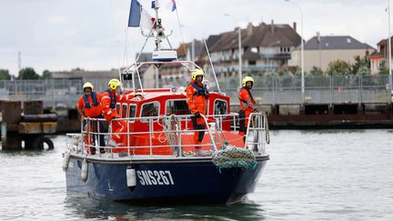 Des sauveteurs de la SNSM du Calvados, qui remorquait le chalutier des trois marins-pêcheurs disparus dans la nuit du 14 au 15 janvier 2021, ici le 29 juin 2017 à Ouistreham. (CHARLY TRIBALLEAU / AFP)