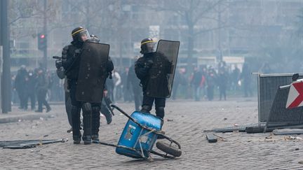 Des policiers, lors d'une manifestation de "gilets jaunes" à Paris, le 16 novembre 2019. (SAMUEL BOIVIN / NURPHOTO / AFP)