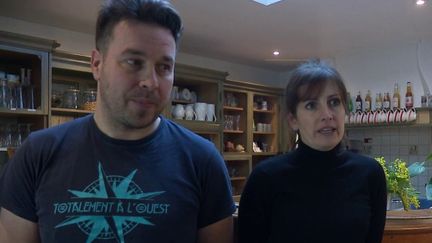 Le voisin d'un couple de restaurateurs qui tient une crêperie à Erquy, dans les Côtes-d'Armor, les a assignés en justice. Il se plaint de nuisances sonores et olfactives, malgré les travaux entrepris par les restaurateurs dans une volonté d'apaisement. (FRANCE 2)