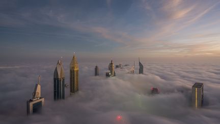 Une vue plus lointaine des grattes-ciel de&nbsp;Dubaï (Emirats arabes unis) plongés dans le brouillard.&nbsp; (CATERS/ RUSTAM AZMI/SIPA)