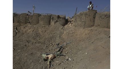 Cadavre d'un kamikaze sur le site d'un attentat visant un bureau du service des renseignements afghan à Maidan Shar, capitale de la province de Wardak, le 8 septembre. Au moins quatre agents des services secrets afghans ont été tués et des dizaines de civils blessés. (REUTERS / Omar Sobhani)