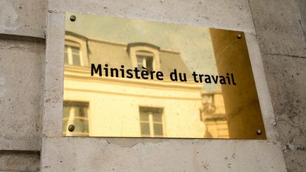 Plaque sur le mur du&nbsp; lministère du Travail. (MAXPPP)