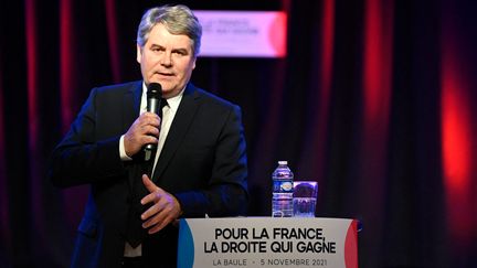 Le maire Les Républicains de La Baule Franck Louvrier prononce un discours, le 5 novembre 2021. (DAMIEN MEYER / AFP)