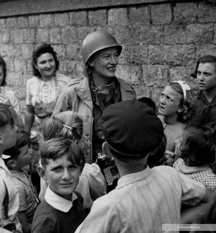 Lee Miller avec des enfants, à Saint-Malo, août 1944. (ARCHIVES LEE MILLER ROYAUME-UNI 2024)