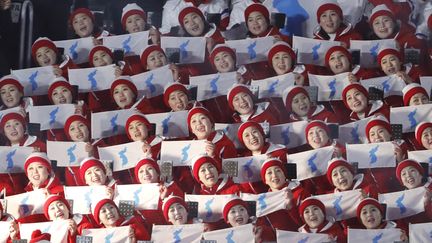 Les pom-pom girls de la délégation nord-coréenne en train d'encourager les athlètes à Pyeongchang (Corée du Sud), le 9 février 2018.
 
R (KIM KYUNG HOON / REUTERS)