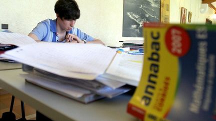 Un jeune homme r&eacute;vise son baccalaur&eacute;at, le 25 avril 2007, dans une salle de l'abbaye de l'&icirc;le de Saint-Honorat, une des deux &icirc;les de L&eacute;rins, au large de Cannes. (ERIC ESTRADE / AFP)