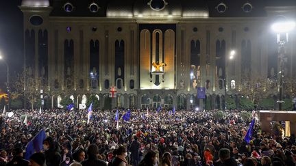 Des manifestants pro-européens réunis en face du Parlement géorgien à Tbilissi (Géorgie), le 29 novembre 2024. (GIORGI ARJEVANIDZE / AFP)