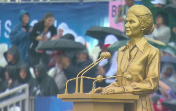 Une statue de Simone Veil a été dévoilée lors de la cérémonie d'ouverture des JO de Paris, le 26 juillet 2024. (FRANCE 2)