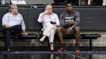 La star de Miami LeBron James aux côtés du président du Heat Pat Riley et du propriétaire Micky Arison