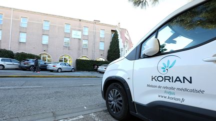 Un véhicule du groupe Korian devant un Ehpad du groupe à Fréjus, dans le Var, le 26 janvier 2021. (MAXPPP)