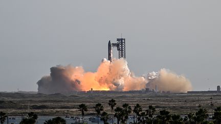 Le vaisseau spatial SpaceX décolle de la base stellaire près de Boca Chica, au Texas, le 19 novembre 2024, pour le test du vol Starship 6. (CHANDAN KHANNA / AFP)