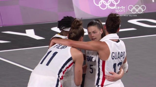 L'équipe de France tient bon dans cette fin de rencontre et l'emporte (17-14) face au Comité Olympique de Russie. Les Bleues gardent toutes leurs chances de se qualifier en quarts de finale.