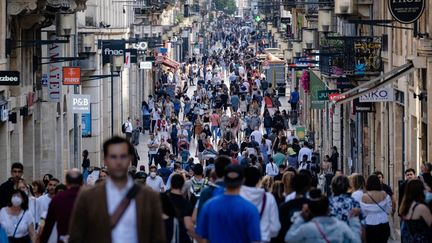 Des piétons dans une rue de Bordeaux (Gironde), le 25 juin 2021. (VALENTINO BELLONI / HANS LUCAS / AFP)