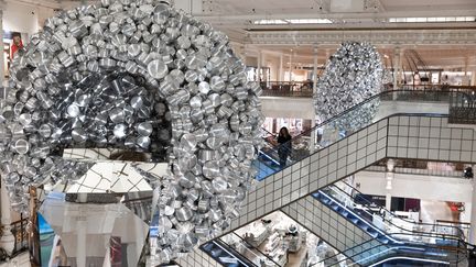 Exposition de l'artiste contemporain Subodh Gupta au Bon Marché à Paris, janvier 2023 (JOEL SAGET / AFP)