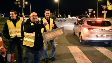 Des "gilets jaunes" sur un rond-point de Somain (Nord), le 24 décembre 2018.&nbsp; (FRANCOIS LO PRESTI / AFP)