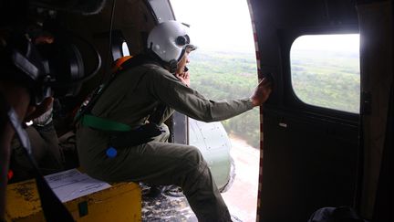Un militaire indon&eacute;sien scrute le d&eacute;troit de Karimata le 3 janvier 2014 &agrave; la recherche de traces du vol&nbsp;QZ8501 d'AirAsia. (AFP)