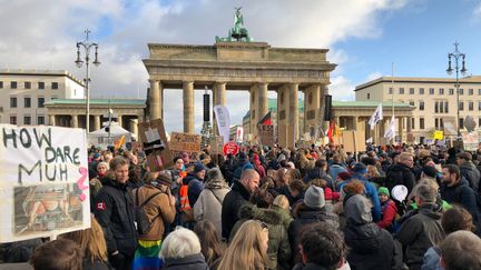 Environ 60 000 personnes&nbsp;réunies&nbsp;pour demander au gouvernement allemand d'aller plus vite et plus loin pour protéger le climat, porte de Brandebourg à Berlin (Allemagne), venredi 29 novembre 2019. (LUDOVIC PIEDTENU / RADIO FRANCE)