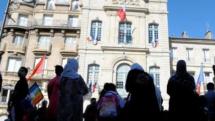 Une manifestation contre les propos de Robert M&eacute;nard le 7 mai 2015 devant la mairie de B&eacute;ziers (H&eacute;rault). (MAXPPP)