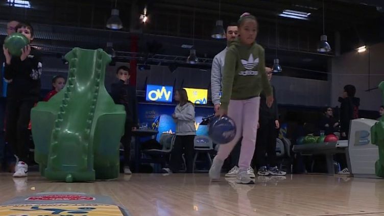 Sport : des élèves de primaire jouent aux quilles à l'initiative de la Fédération française de bowling