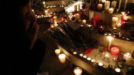 Des bougies sont déposées devant la mairie de Saint-Etienne-du-Rouvray (CHARLY TRIBALLEAU / AFP)