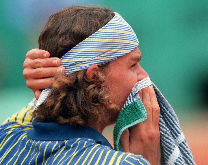 Gustavo Kuerten et son fameux bandeau, ici le 6 juin 1997. (JEAN-LOUP GAUTREAU / AFP)