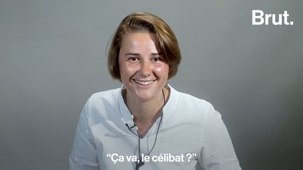 Elle est devenue religieuse à 24 ans. Soeur Albertine fait partie de la communauté du Chemin-Neuf, qui regroupe des croyants catholiques. Connue sur TikTok, elle répond aux questions de Brut. sur son quotidien.