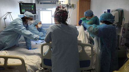 Des soignants au chevet d'un malade contaminé par le Covid-19, à l'hôpital privé Jacques Cartier, à Massy (Essonne), le 26 avril 2020. (PASCAL BACHELET / BSIP / AFP)