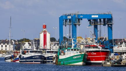 Des bateaux dans le port du Guilvinec (Finistère), le 21 juillet 2023. (STICHELBAUT BENOIT / HEMIS.FR / AFP)