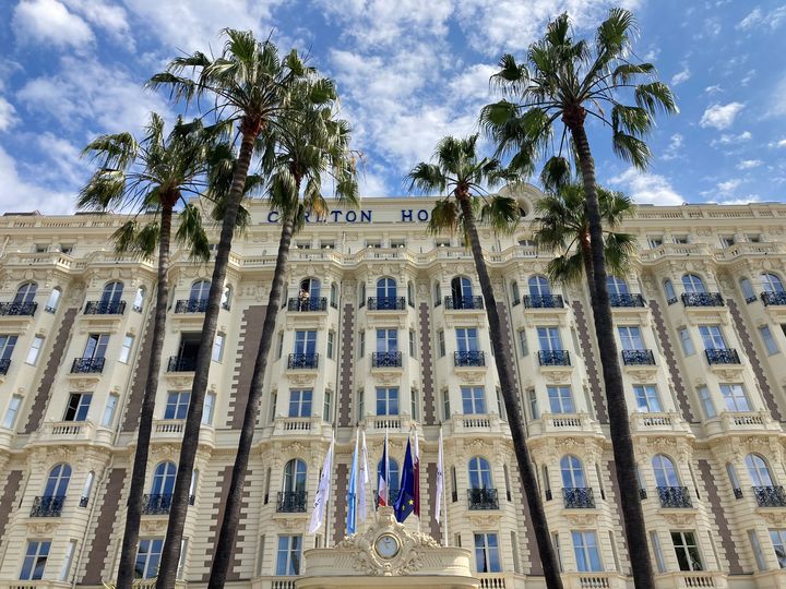 La célèbre façade de l'hôtel Carlton à Cannes, le 13 mai 2024. (LCA/FRANCEINFO CULTURE)