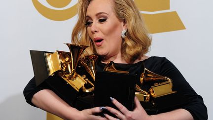 La chanteuse Adele pose avec ses 6 r&eacute;compenses gagn&eacute;es aux Grammy Awards &agrave; Los Angeles (Californie), le 12 f&eacute;vreir 2012. (FREDERIC J. BROWN / AFP)