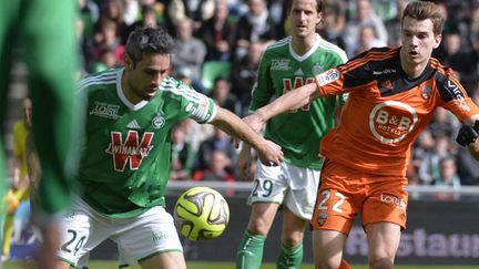 Loïc Perrin (ASSE) à la lutte avec l'attaquant lorientais Benjamin Jeannot