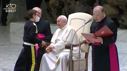 La scène de l'enfant et du chapeau du pape François capturée par la chaîne KTO, le 20 octobre 2021. (CAPTURE D'ÉCRAN)