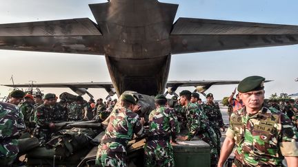 Des soldats indonésiens se préparent à décoller d'une base militaire de Jakarta pour apporter de l'aide aux habitants de Palu, après le séisme et le tsunami qui ont touché l'île de Célèbes, le 29 septembre 2018. (ANTARA FOTO AGENCY / REUTERS)