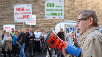 Une centaine de praticiens du priv&eacute; manifestent devant l'Agence r&eacute;gionale de sant&eacute; (ARS) de Rh&ocirc;ne-Alpes, &agrave; Lyon, le 6 Octobre 2015 (CITIZENSIDE / FRANCK CHAPOLARD / AFP)