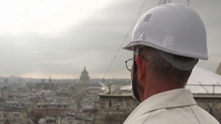 Sur le chantier de Notre-Dame de Paris, une chorale réunit les ouvriers