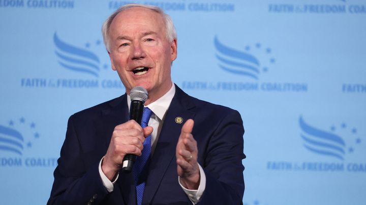 Le candidat républicain à la présidentielle américaine Asa Hutchinson, à Clive dans l'Iowa, le 22 avril 2023. (SCOTT OLSON / GETTY IMAGES NORTH AMERICA)