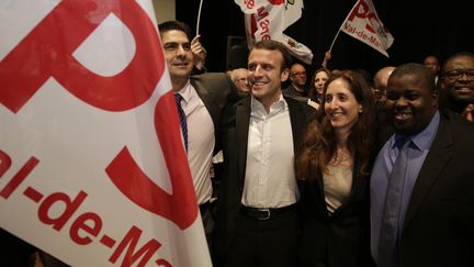 Le ministre de l'Economie, Emmanuel Macron, entour&eacute; des candidats socialistes pour les d&eacute;partementales dans le canton de Fresnes-L'Ha&yuml;-les-Roses, lors d'un meeting &agrave; Fresnes (Val-de-Marne), le 19 mars 2015. (PHILIPPE WOJAZER / REUTERS)