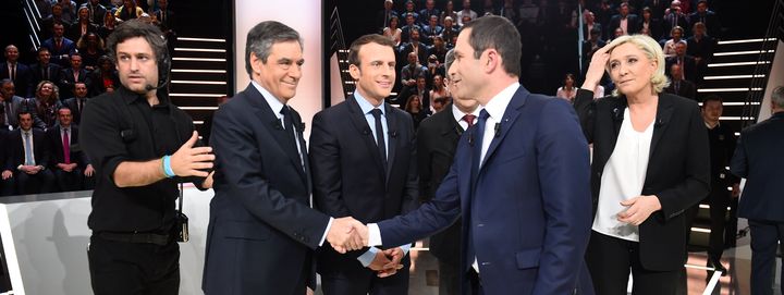 François Fillon et Benoît Hamon se saluent, sur le plateau du "Grand débat" de TF1, le 20 mars 2017.&nbsp; (ELIOT BLONDEL / REA / ABACA)