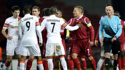 Les joueurs danois du Nordsj&auml;lland contestent le but ukrainien du Shakhtar Donetsk marqu&eacute; par Luiz Adriano, sur une action contestable, le 20 novembre 2012 &agrave; Copenhague, au Danemark. (LARS POULSEN / AP / SIPA)