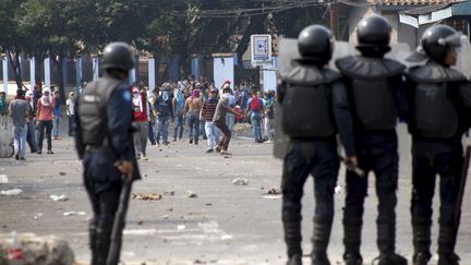 Des heurts ont éclaté entre policiers et manifestants à San Cristobal (Venezuela), le 29 mars 2016.&nbsp; (CARLOS EDUARDO RAMIREZ / REUTERS)