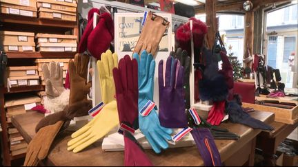 L'atelier-boutique de Jean Strazzeri est le dernier lieu à Grenoble où l'on fabrique des gants artisanaux.&nbsp; (Y. Glo / France Télévisions)