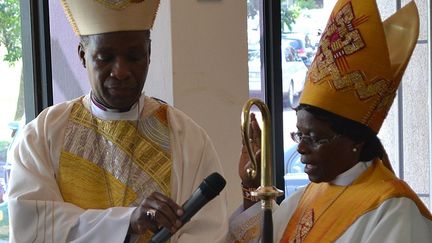                1  -Ellinah Wamukoya, ancienne maire de Manzini, capitale économique du Swaziland, est consacrée première femme évêque anglicane d’Afrique.
 
               2  -  La première femme africaine évêque n'est pas une novice. (AFP PHOTO / Anglican church Swaziland)