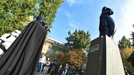 Un homme d&eacute;guis&eacute; en Dark Vador assiste &agrave; l'inauguration d'une statue &agrave; l'effigie du personnage de "Star Wars", qui remplace une sculpture de L&eacute;nine &agrave; Odessa (Ukraine), le 23 octobre 2015. (DENIS PETROV / RIA NOVOSTI / AFP)