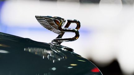 Une voiture du constructeur britannique Bentley, pr&eacute;sent&eacute;e lors d'un salon automobile le 29 novembre 2012, &agrave; Los Angeles, aux Etats-Unis.&nbsp; (KEVORK DJANSEZIAN / GETTY IMAGES NORTH AMERICA / AFP)