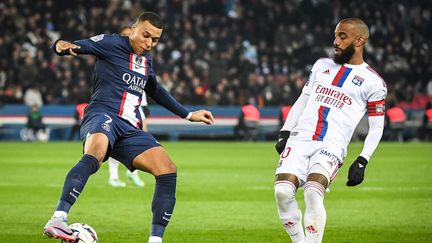 Le Parisien Kylian Mbappé au duel avec le Lyonnais Alexandre Lacazette, le 2 avril 2023. (MATTHIEU MIRVILLE / AFP)