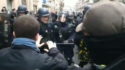 Une vidéo des manifestations du 9 janvier 2020 à Paris montre un policier qui fait usage de son LBD à bout portant. (TWITTER / LAURENT BIGOT)