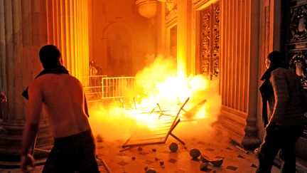 Des manifestants prennent d'assaut le si&egrave;ge du gouvernement de l'Etat de Rio, &agrave; Rio de Janeiro, au Br&eacute;sil, le 17 juin 2013. (TASSO MARCELO / AFP)