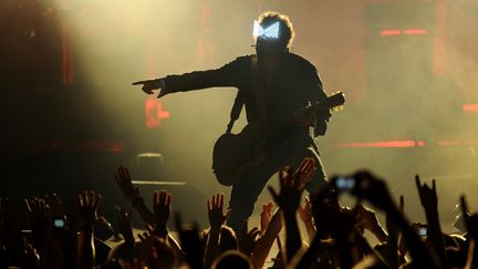 Matthieu Ch&eacute;did, lors d'un concert &agrave; La Rochelle (Charente-Maritime), le 15 juillet 2013. Il fait partie des artistes les plus r&eacute;compens&eacute;s avec 9 Victoires de la musique. (XAVIER LEOTY / AFP)