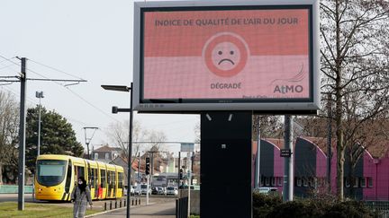 Un panneau d'affichage public indique que le niveau de qualité de l'air est dégradé mardi 23 février à Mulhouse.&nbsp; (DAREK SZUSTER / MAXPPP)